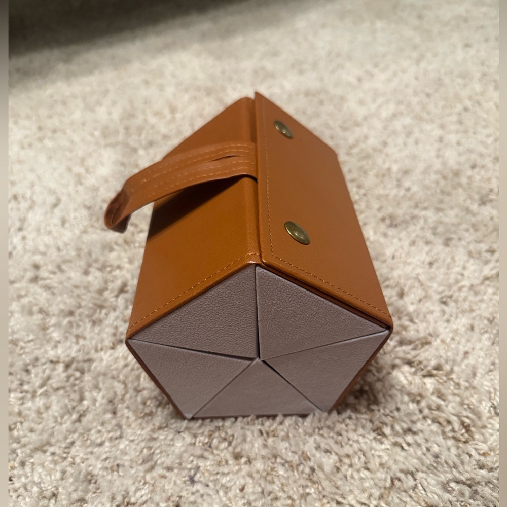 Sunglasses organizer w/ 5 slots